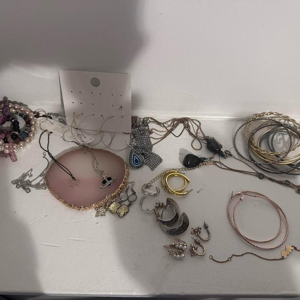Large bundle of (25+) jewelry items
